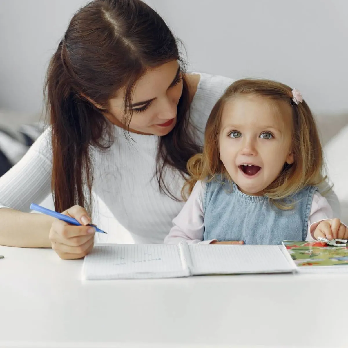 صورة لأم تعلم طفلتها