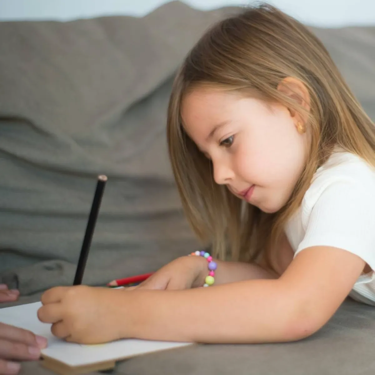 صورة لطفلة تكتب