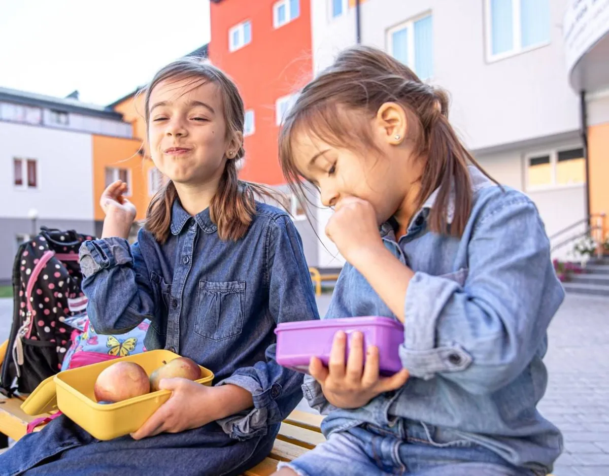 صورة لطفلتين في المرسة