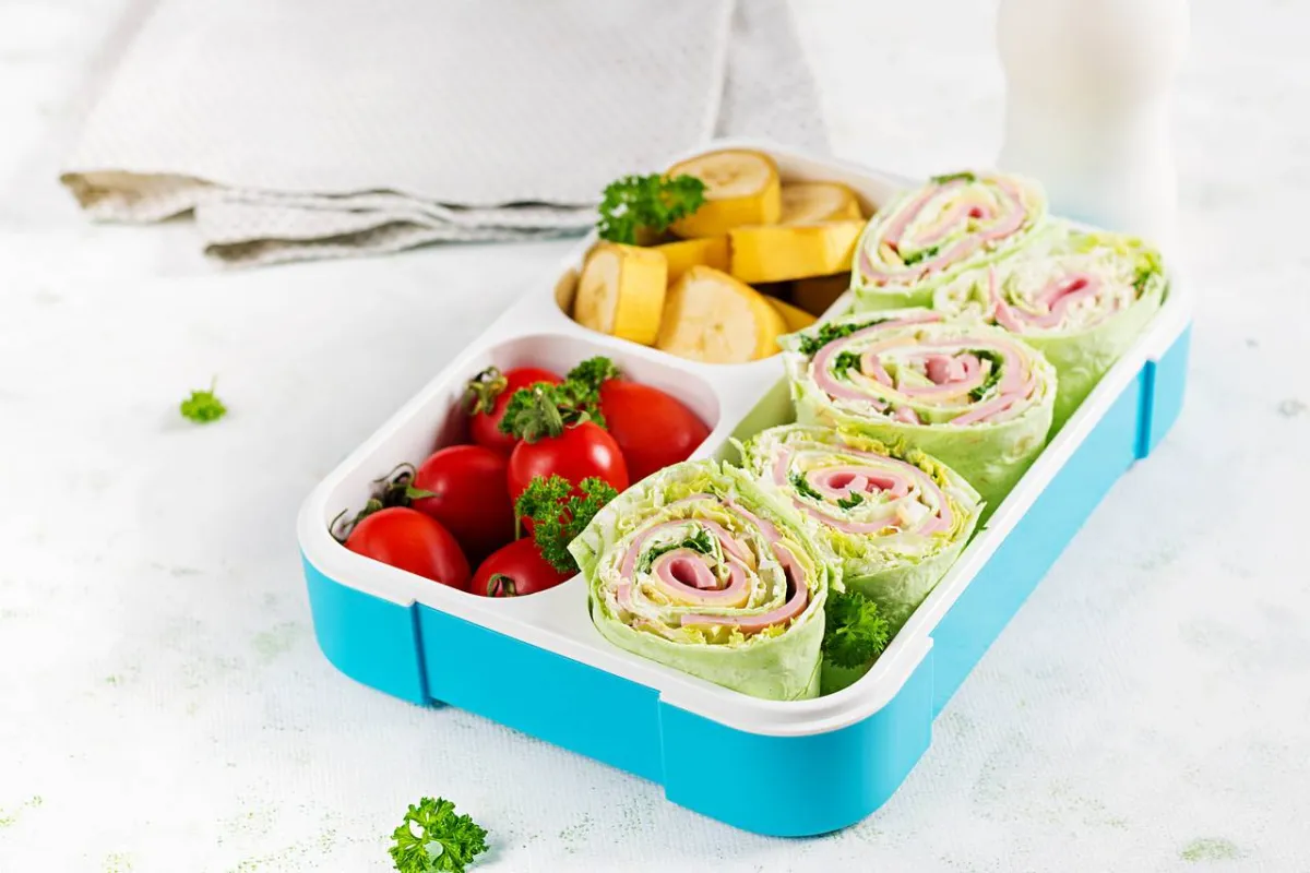 صورة لحافظة طعام فيها كيس تبريد من الأسفل