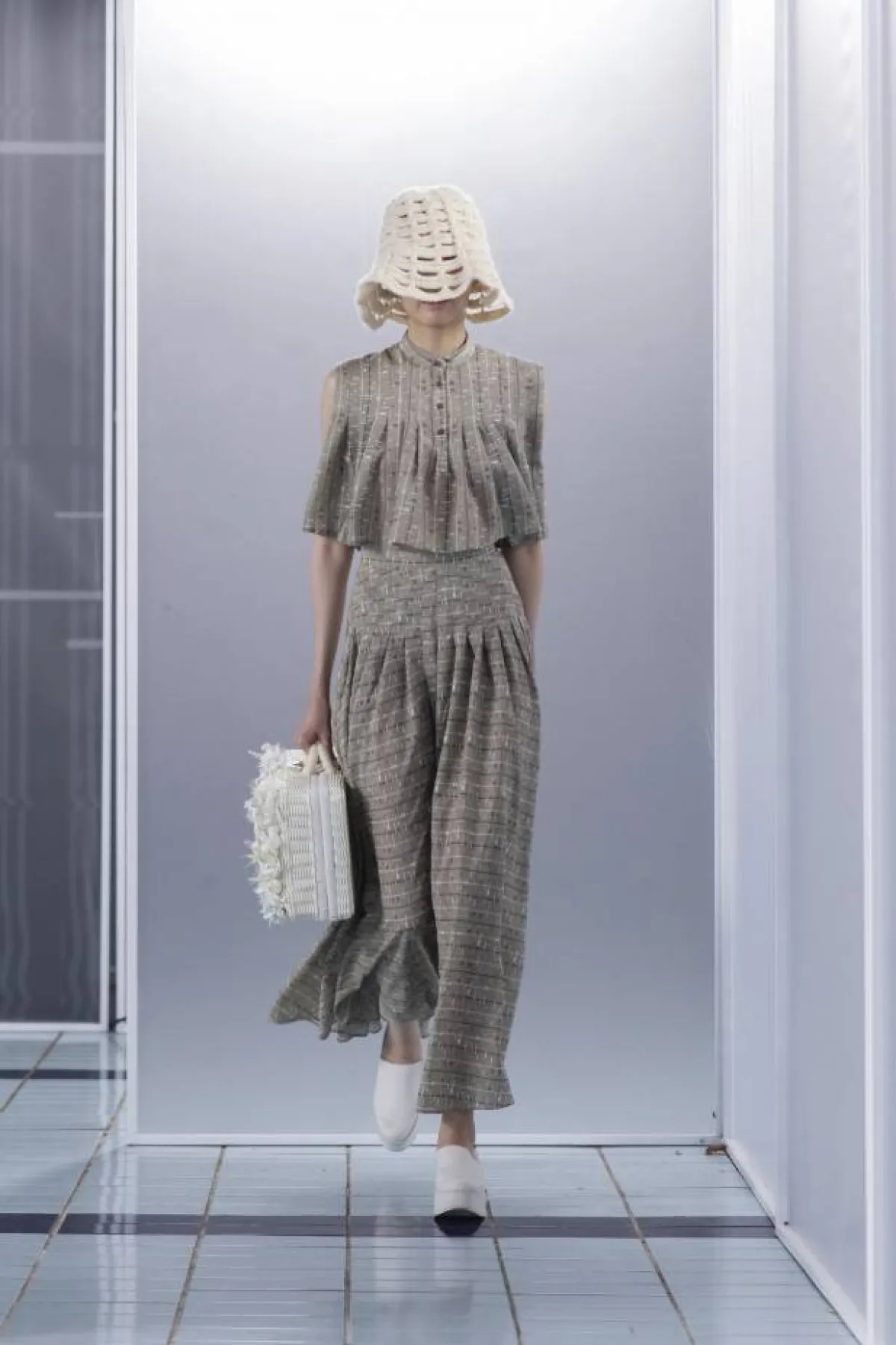 موديلات حقائب باللون الأبيض