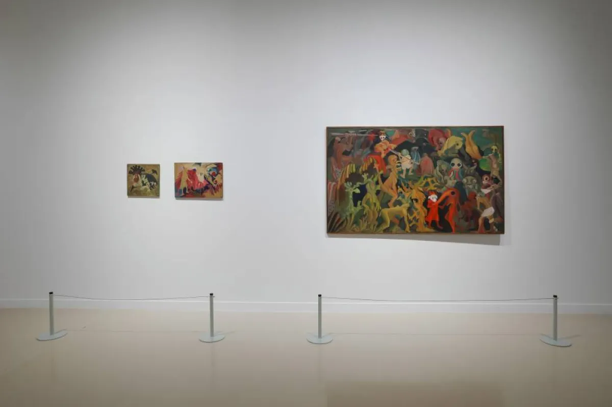 لوحات بتوقيع بيتر موليندوا - الصورة من حساب بينالي الدرعية للفن المعاصر على تويتر