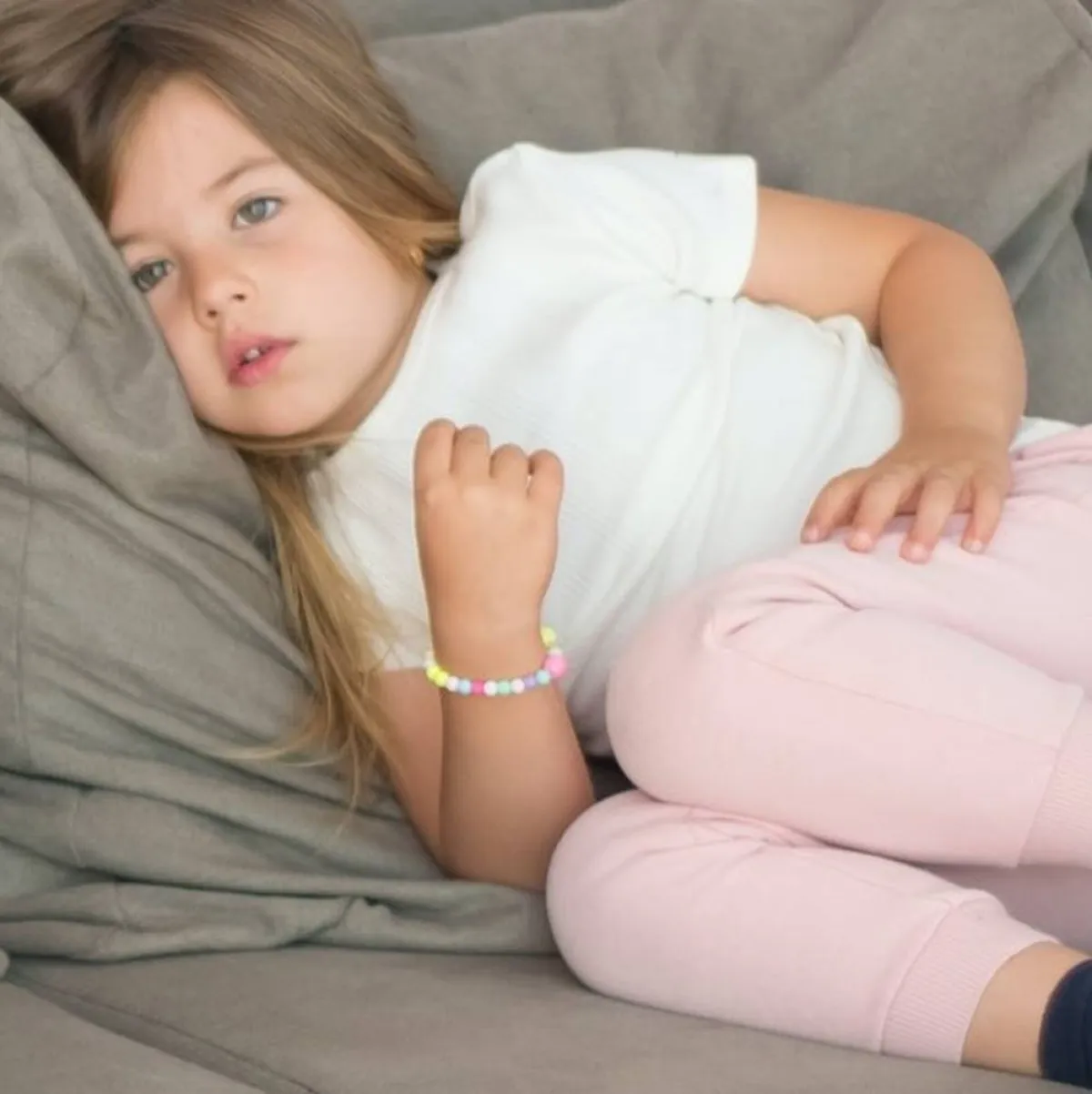 صورة لطفلة تشعر بالخمول