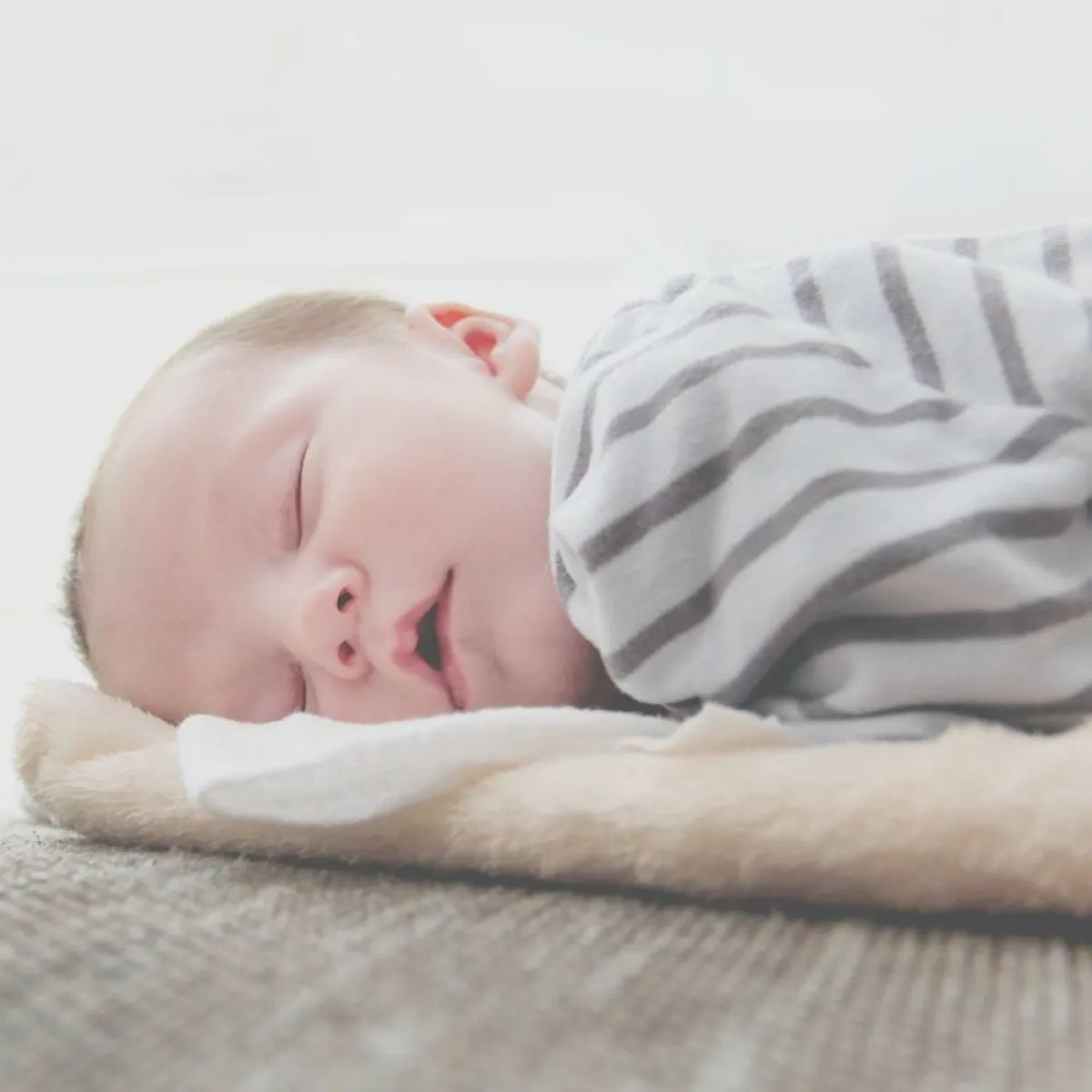 صورة لطفل حديث الولادة نائم