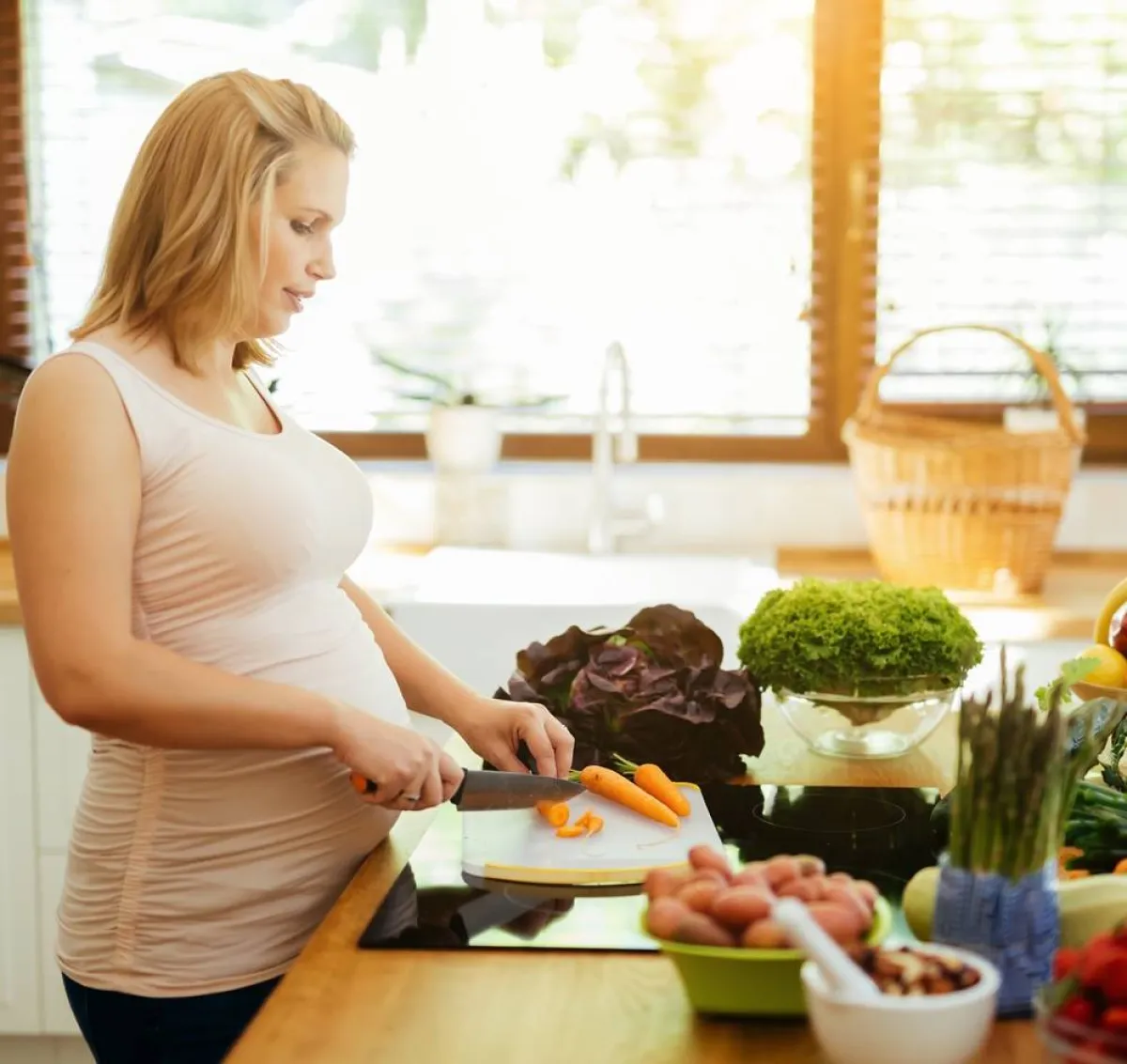 صورة لحامل تكثر من الخضراوات في طعامها لكي لا تكتسب وزناًً