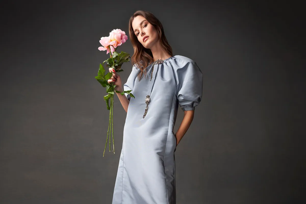 فستان رمادي باستيل من جولي دو ليبران