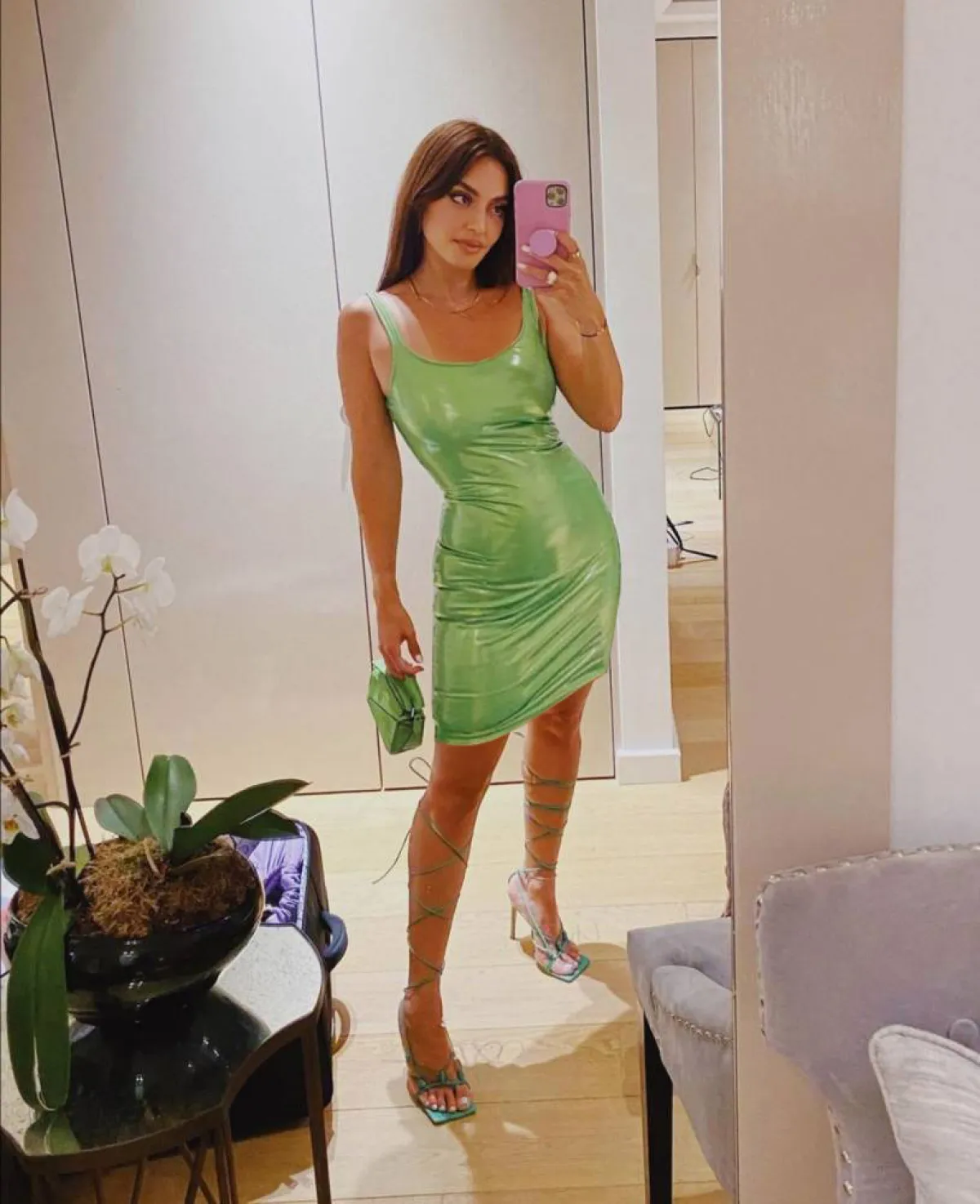 كارن وازن بفستان من اللاتكس الأخضر