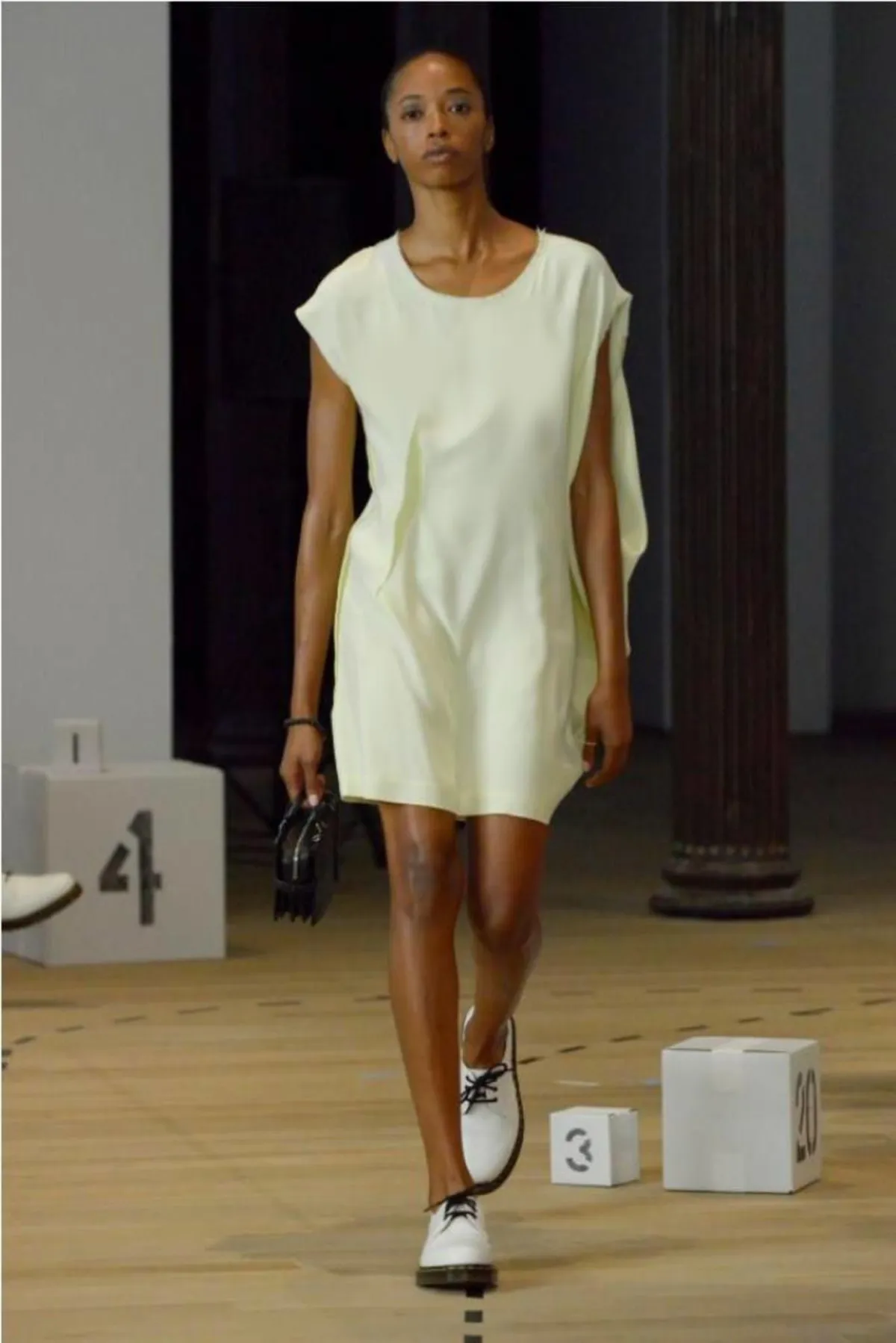 موديلات فساتين باللون الأبيض من أي كومباني  A Company