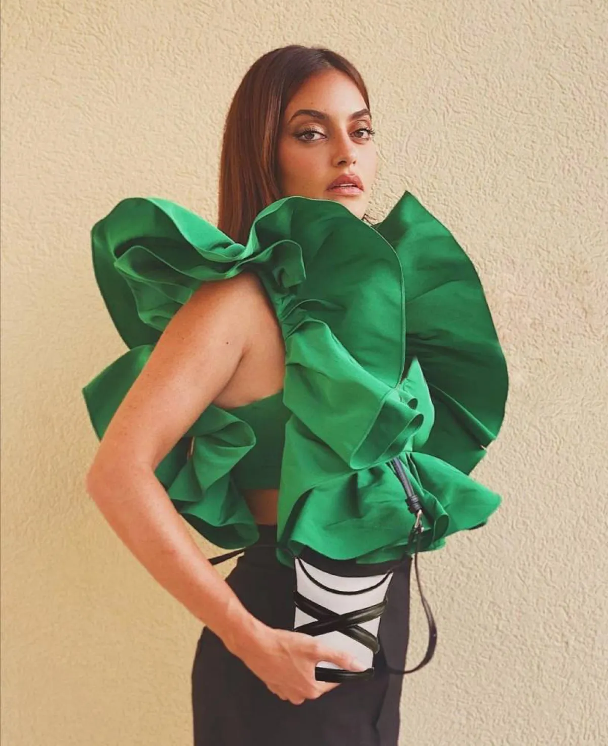 كارن وازن بتوب أخضر مزيّن بالكشاكش