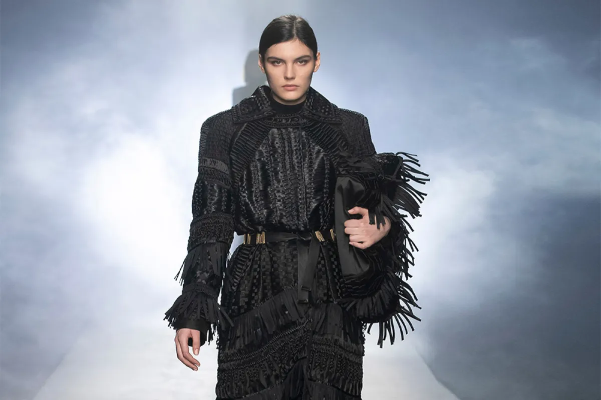 معطف أسود من ألبيرتا فيريتي   Alberta Ferretti