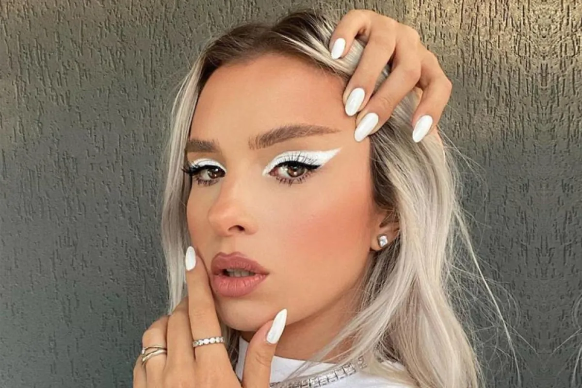 رسمة الأيلاينر الأبيض السميك والمسحوب(الصورة من حساب edith.official على إنستغرام)