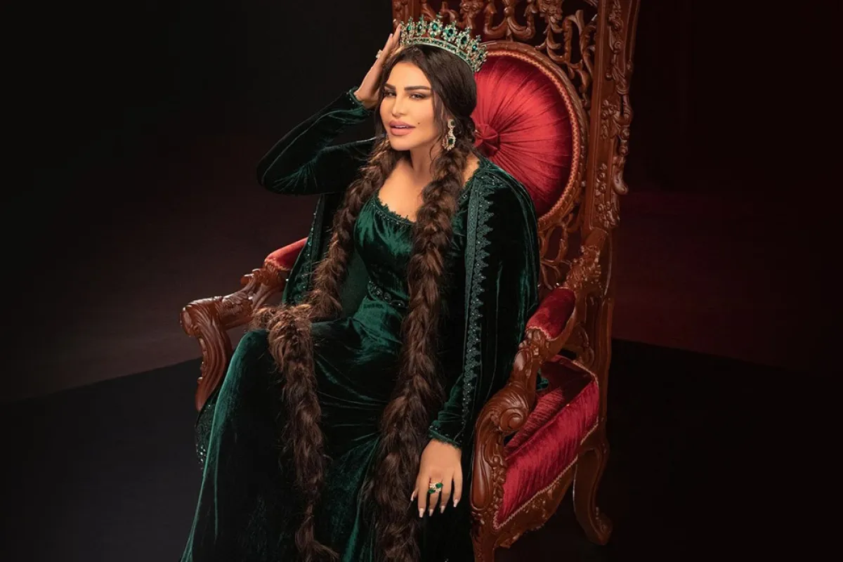 عباية مخمل مطرزة