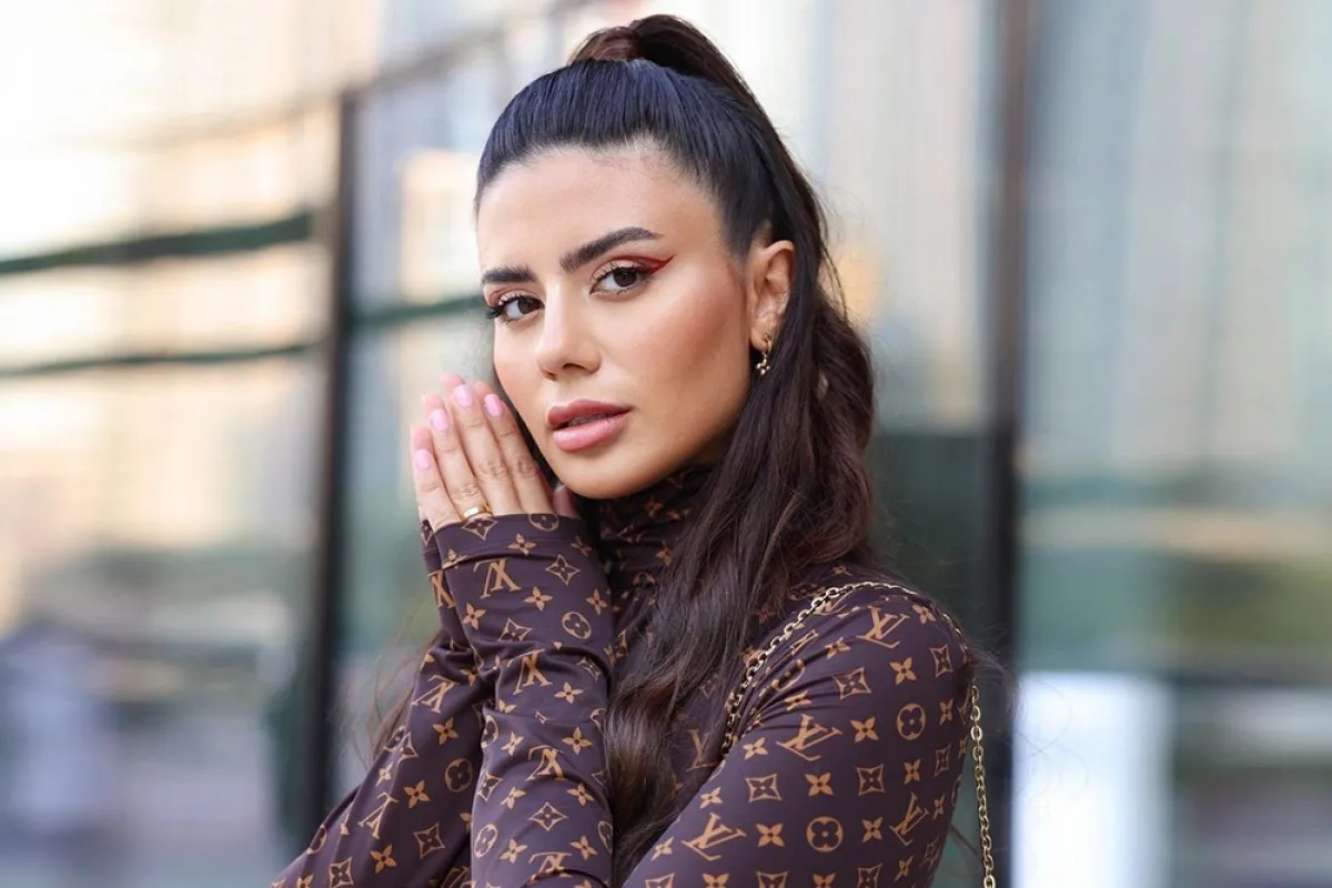 ديما الأسدي بتسريحة الشعر نصف المرفوع -الصورة من حسابها على الانستغرام