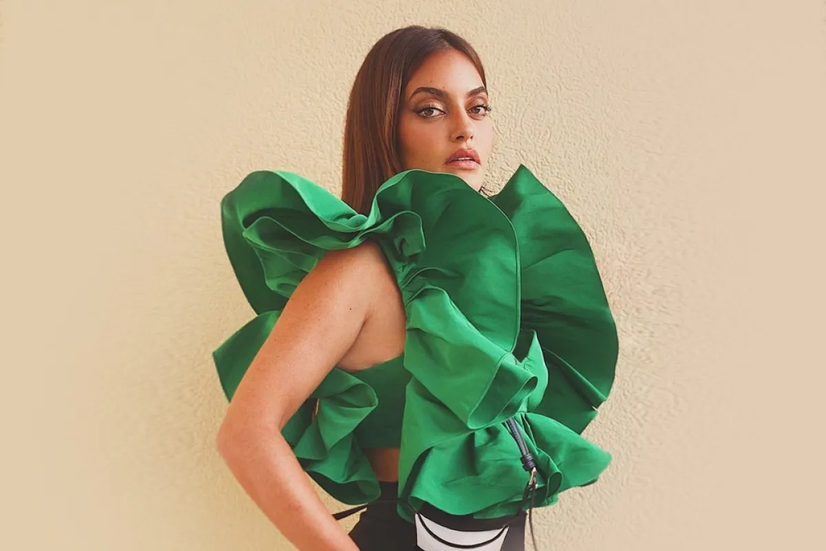 كارن وازن بتوب أخضر مزيّن بالكشاكش