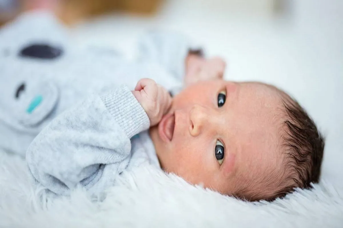 أسباب الحبوب البيضاء على وجه الرضيع