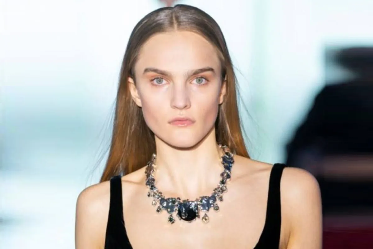 عقود لافتة من مجموعات خريف وشتاء 2021-2022