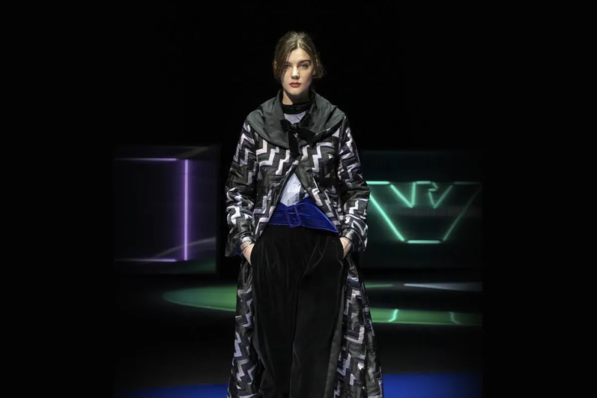 تنسيق البنطلون المخمل مع المعطف الطويل من إمبوريو أرماني Emporio Armani