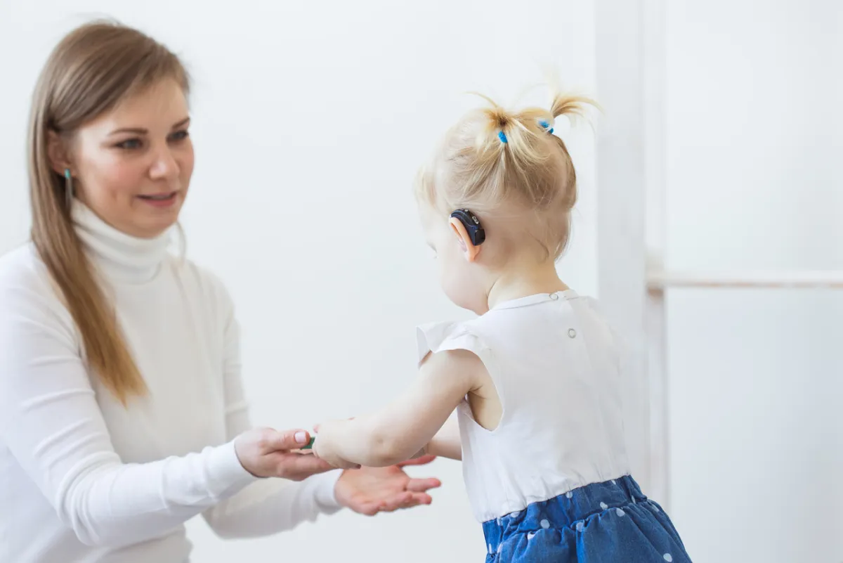 صورة لطفلة ضعيفة السمع