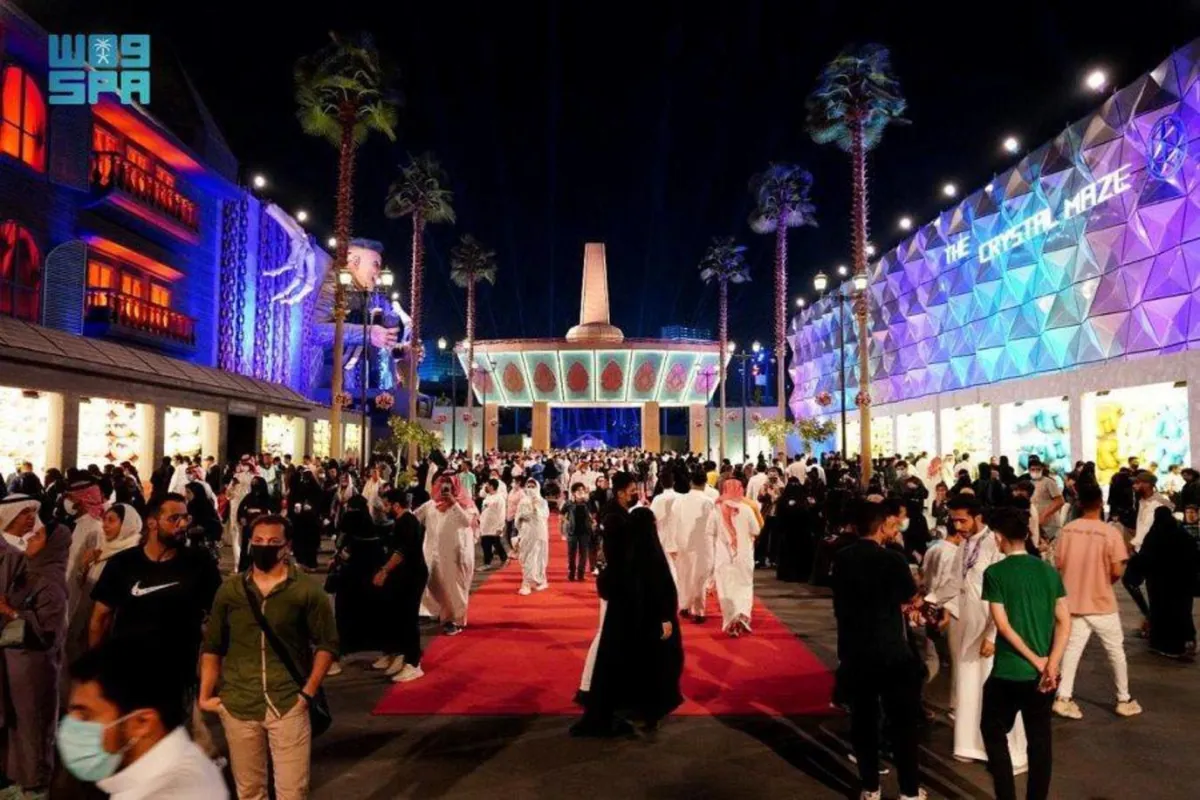 إقبال الزوار على منطقة بوليفارد رياض سيتي - الصورة من واس