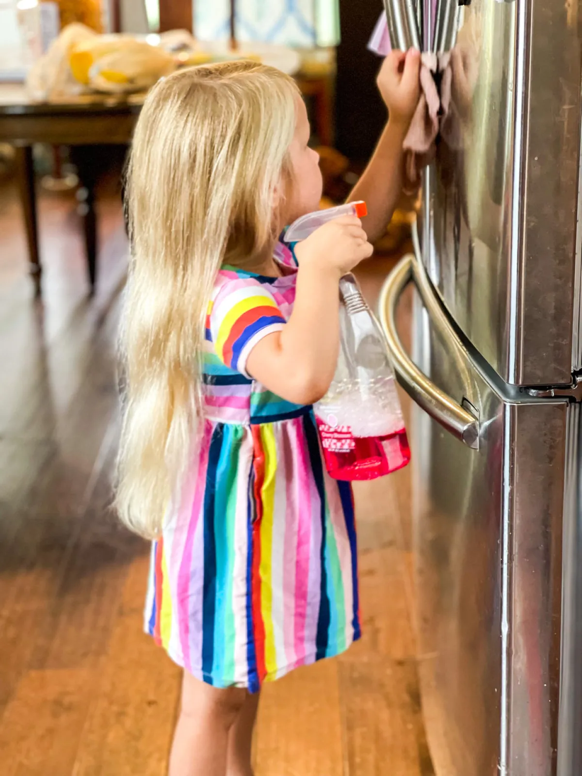 صورة طفلة تمسح الغبار