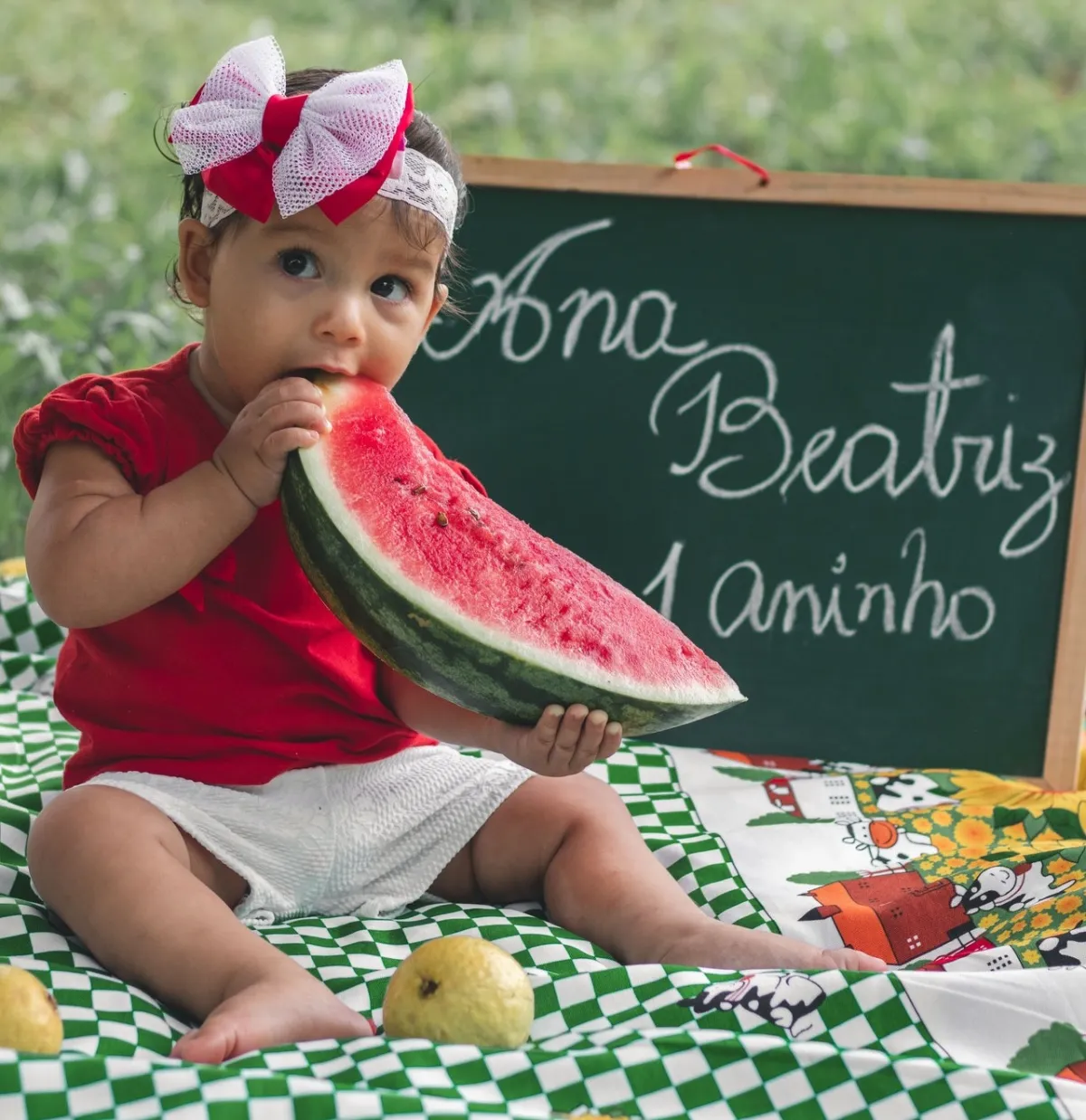 صورة طفلة تأكل