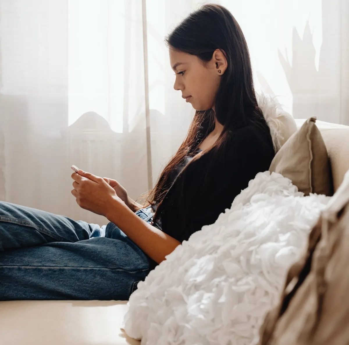 صورة لمراهقة تتابع الموبايل