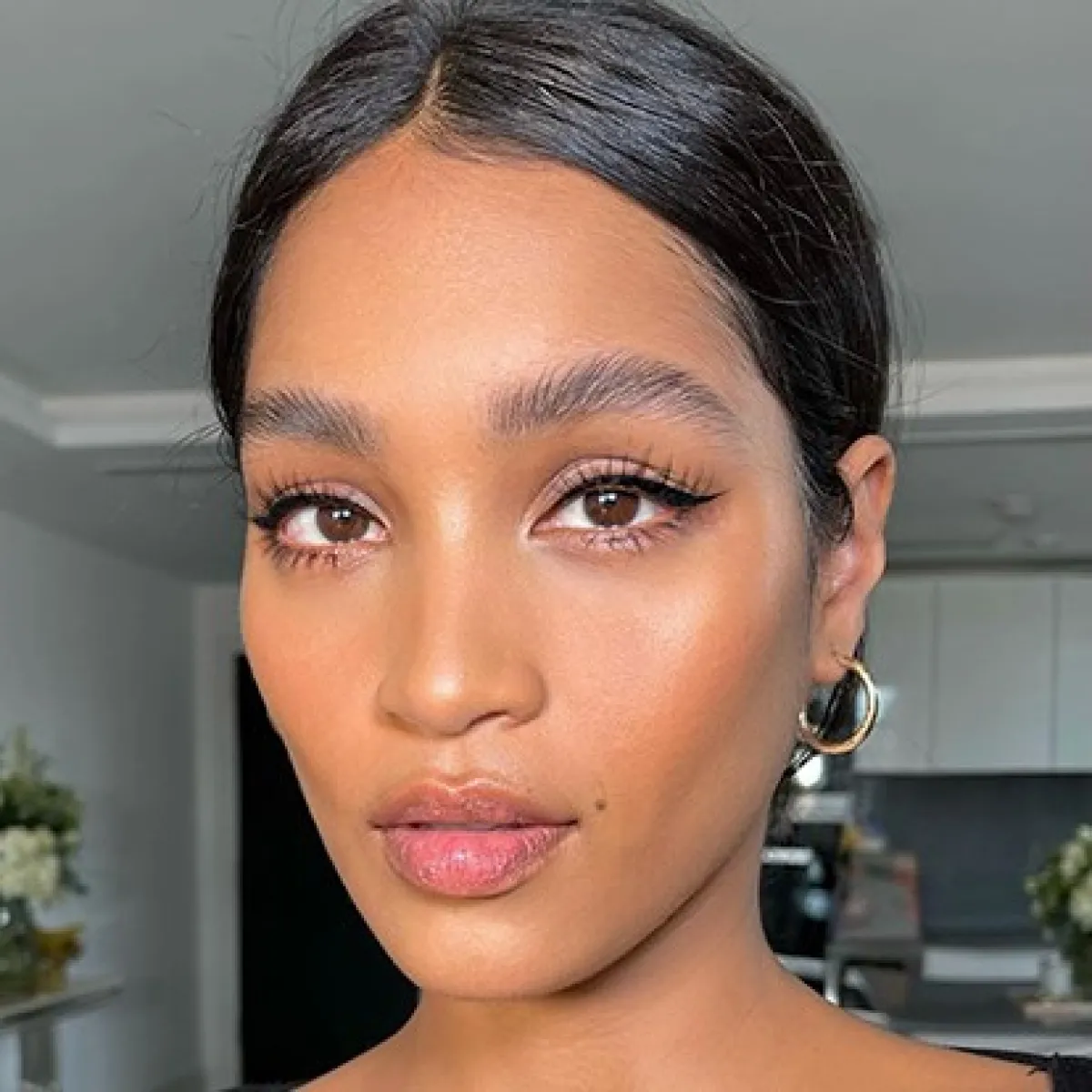 موضة الحواجب الكثيفة)