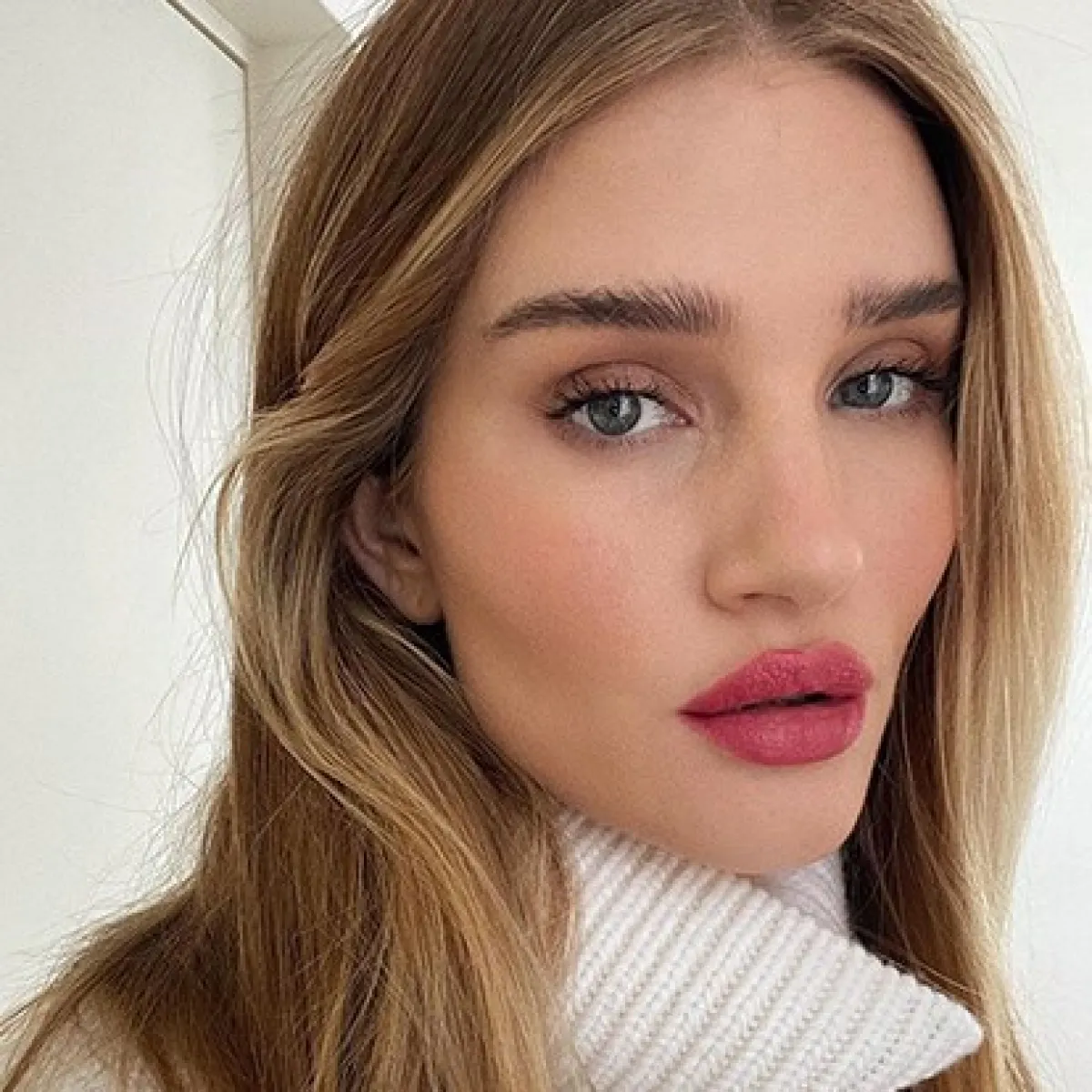 موضة الحواجب الكثيفة