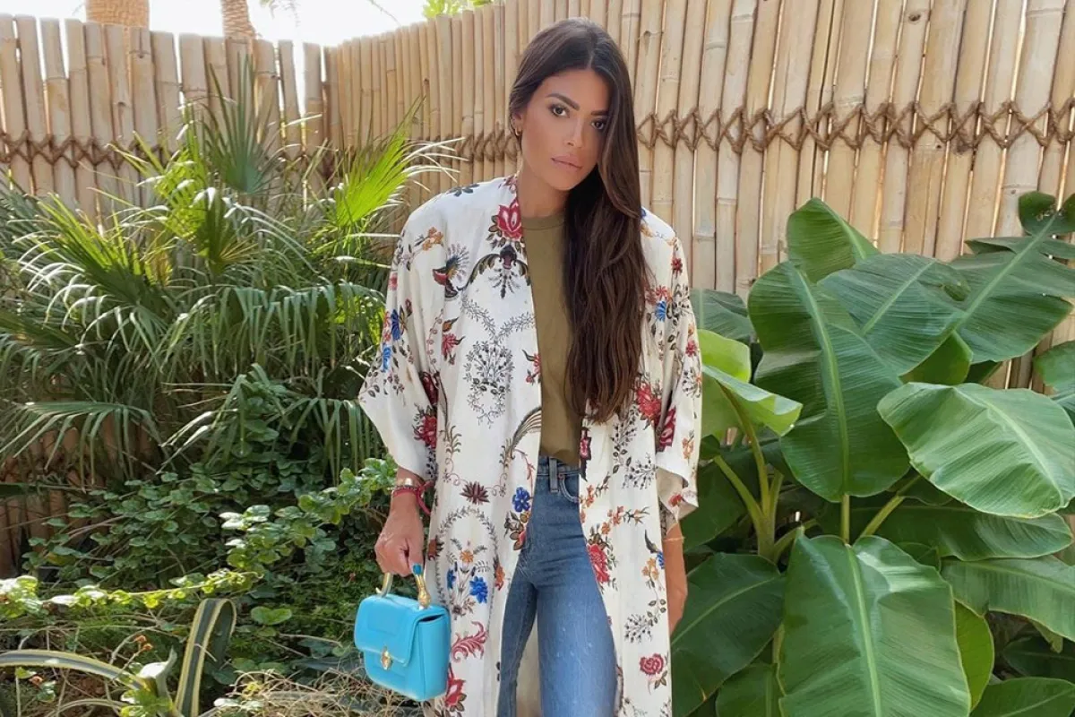 العنود بدر بحقيبة صغيرة وجزمة بوت باللون البُني