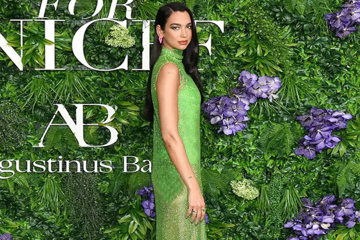 دوا ليبا ترتدي فستاناً براقاً من ستيلا مكارتني 