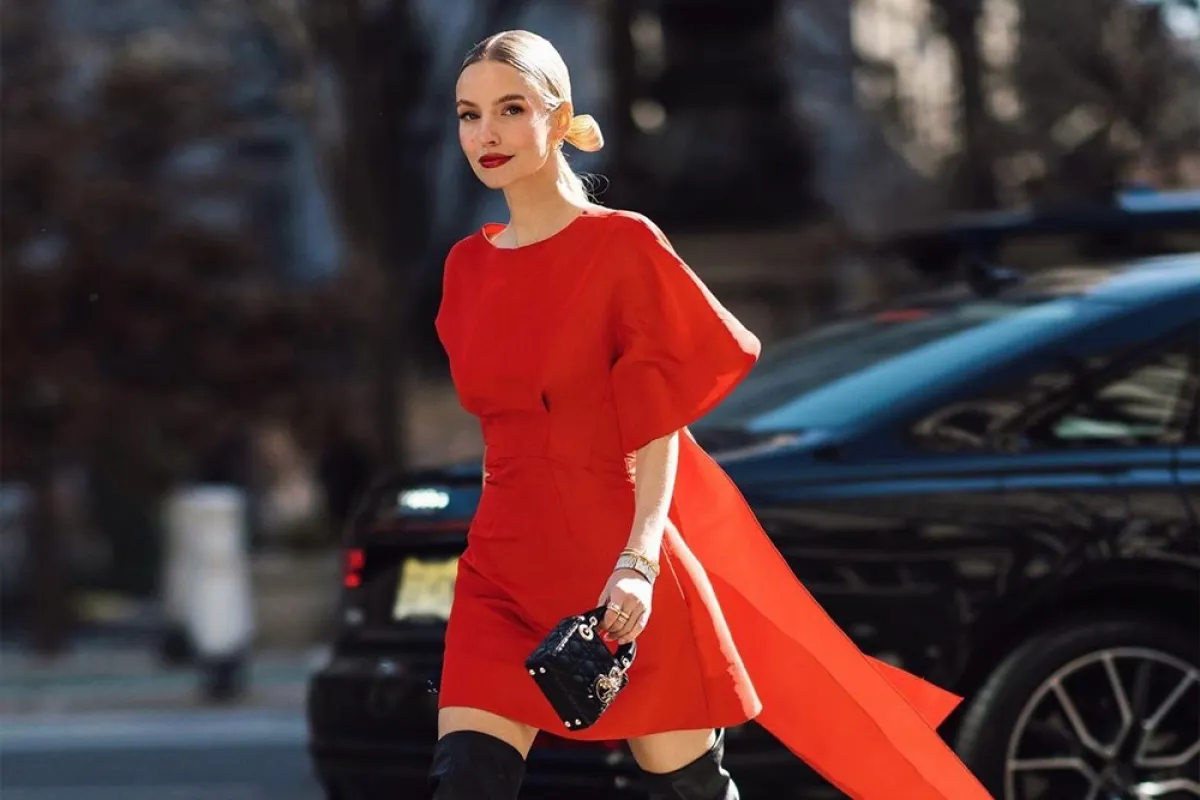 ليوني هان ترتدي الفستان الأحمر مع جزمة سوداء 