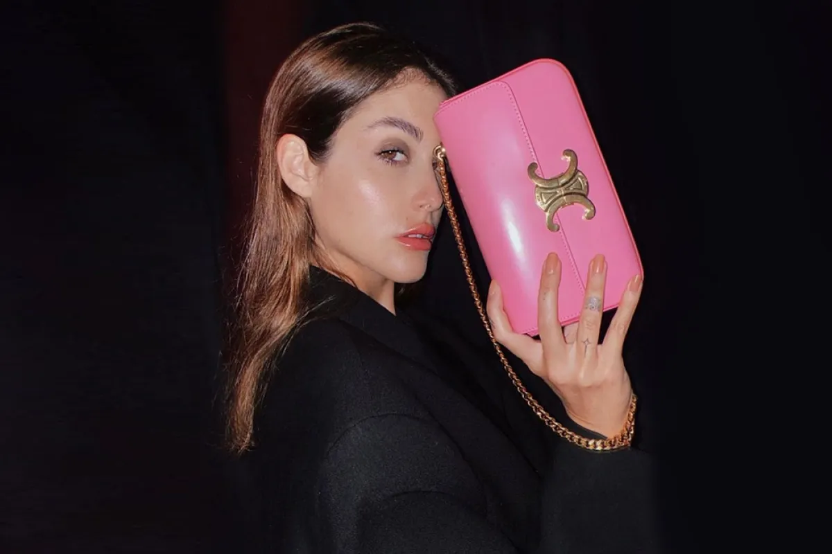 نور عريضة تحمل حقيبة زهرية