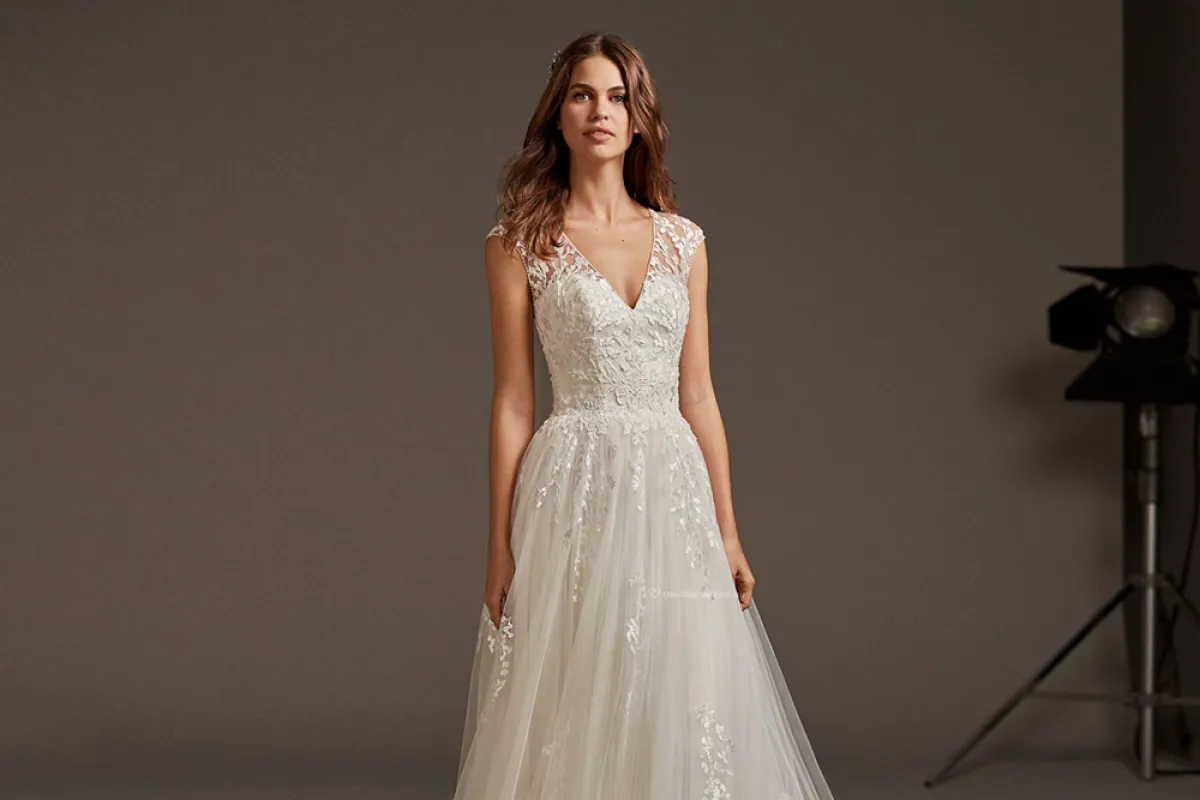 فستان زفاف تول بتنورة بليسيه وكب مطرز بالورود من  برونوفياس Pronovias