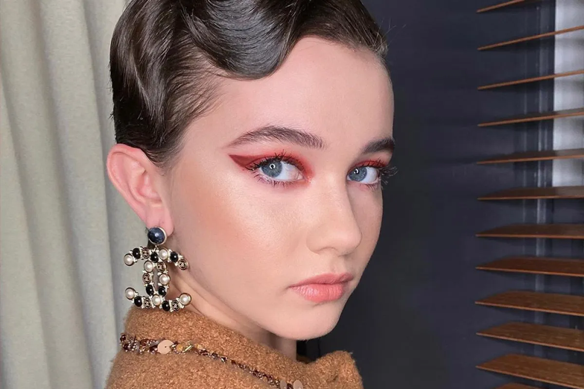 مكياج عين القطة باللون الأحمر(الصورة من حساب makeupvincent على إنستغرام)