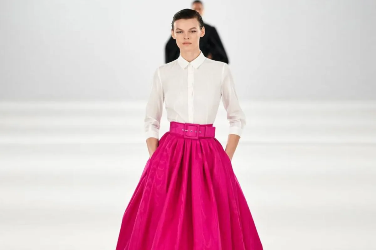 قميص ابيض وتنورة فوشيا من كارولينا هيريرا