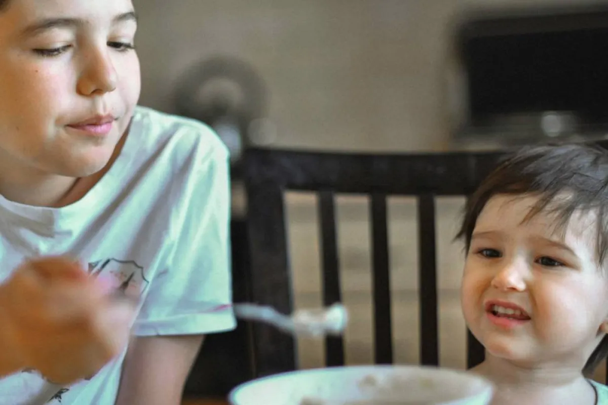 متى أترك طفلي الأصغر في رعاية أخيه الأكبر؟