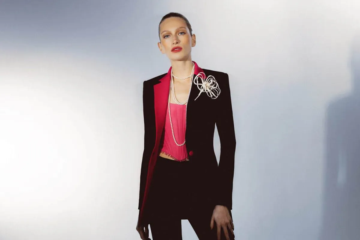 بدلة رسمية باللون الأسود، من برابال غورونغ Prabal Gurung 