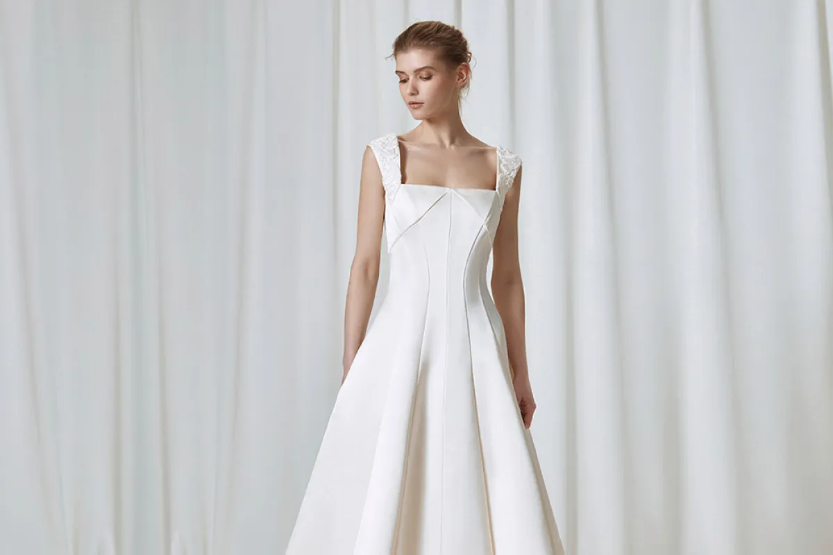 فستان زفاف بتصميم ناعم باللون الأوف وايت من إيديم  Edem