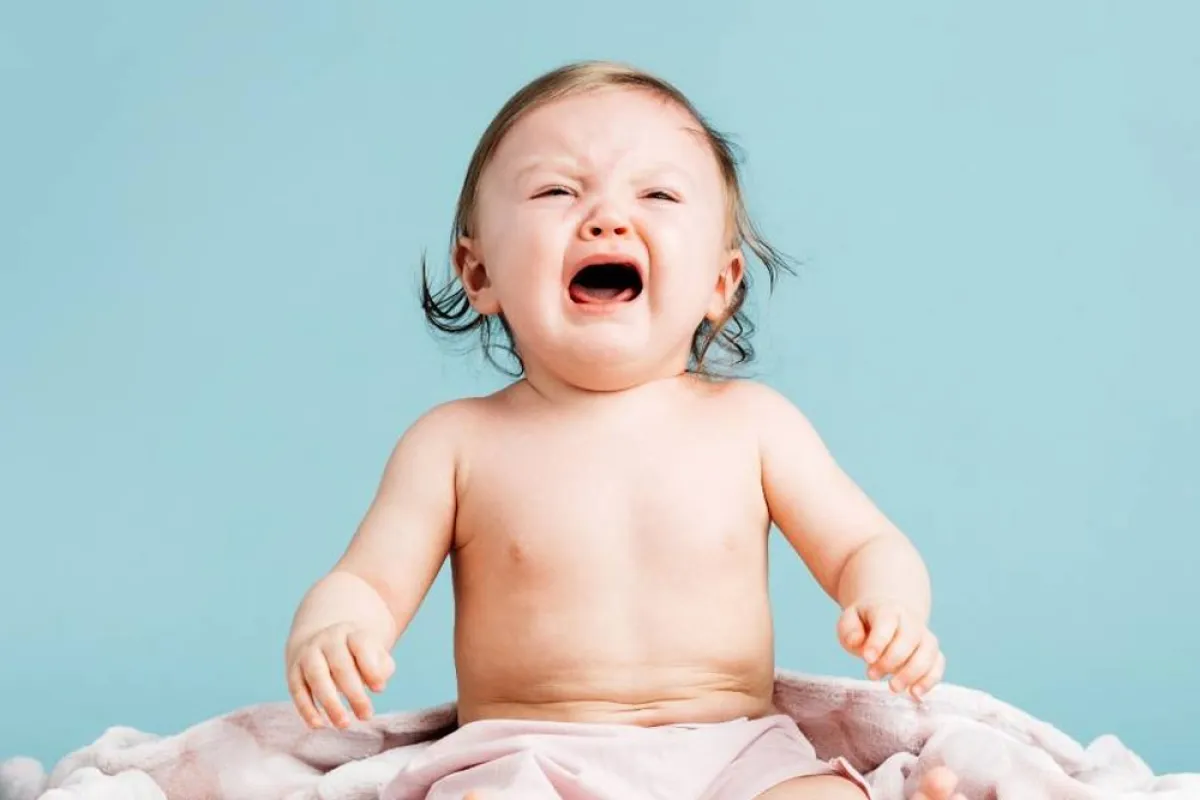 أسباب بكاء الرضيع في أشهره الأولى