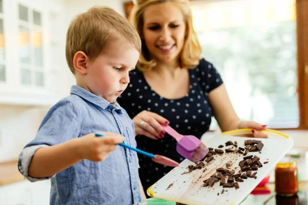 5 أعمال روتينية تكلّفين بها طفلك في سن ما قبل المدرسة 