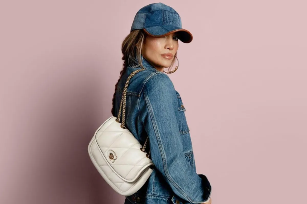 إطلالات محتشمة من جنيفير لوبيز 