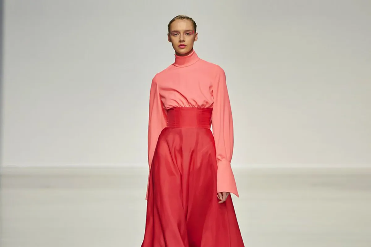 بلوزة زهرية وتنورة حمراء بقصة أميرية  من سيليا كريتاريوتي 