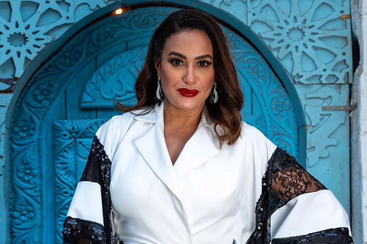 هند صبري بجمبسوت بتصميم واسع من المونوكروم بالأبيض والأسود