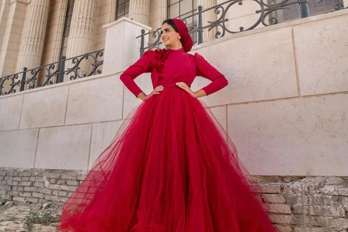 نوران خليفة بفستان أحمر منفوش مطرز بالورود