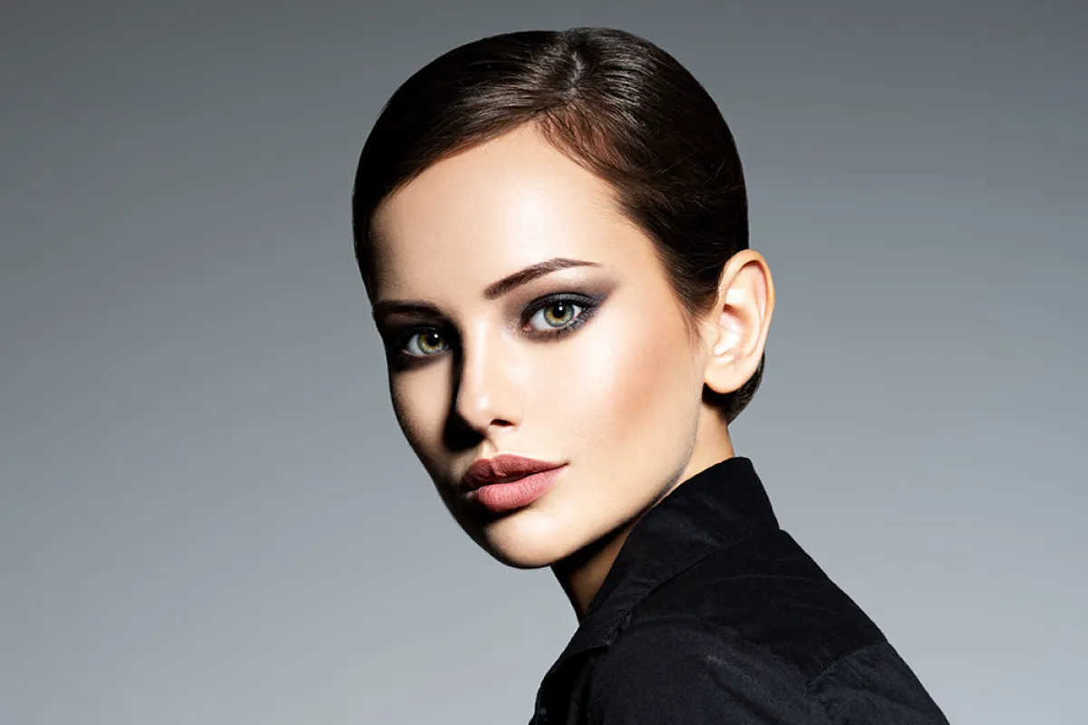 استعمال المكياج لإخفاء التجاعيد وعلامات الشيخوخة