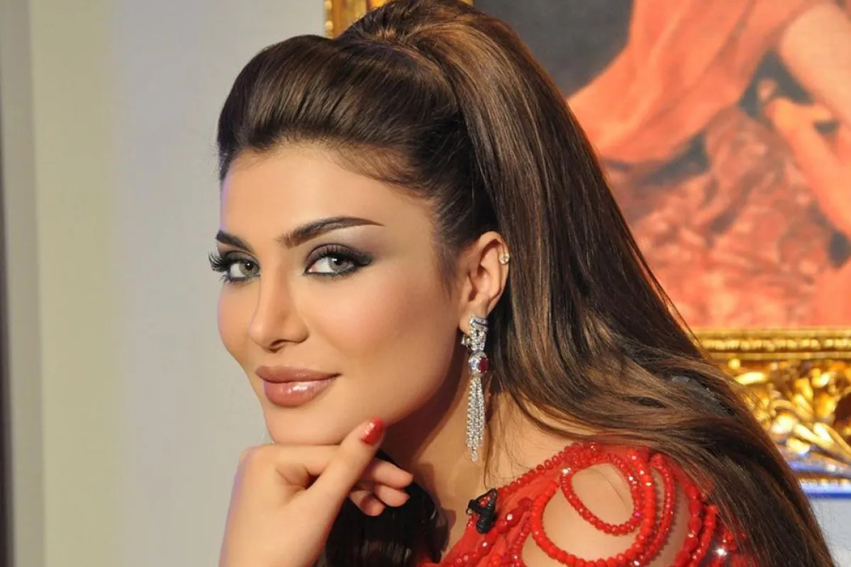 مكياج عيون رمادي وروج لامع من أمل العوضي