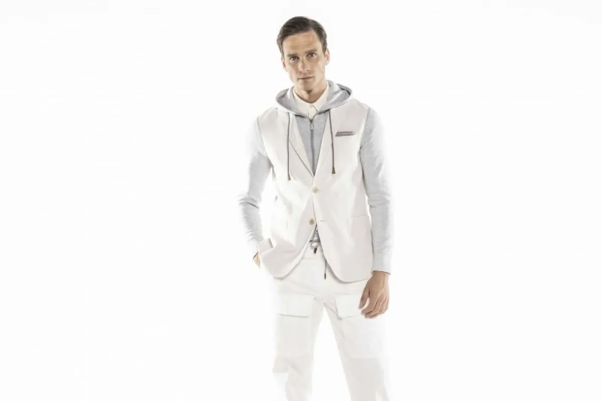 بنطلون أبيض باجي مع بليزر أبيض كاجوال من إليفينتي Eleventy