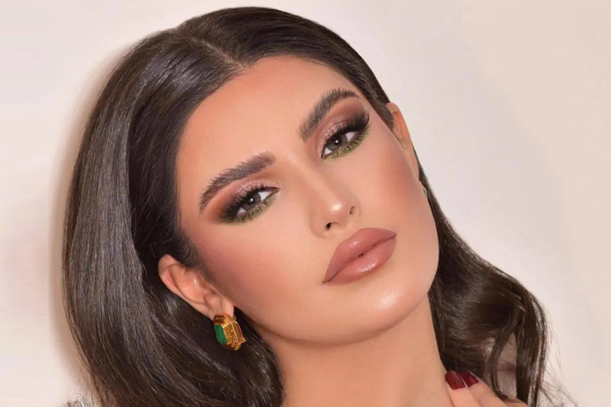 مكياج سموكي عصري باللون الأخضر (الصورة من حساب خبيرة المكياج شهد الخطابي على إنستغرام)