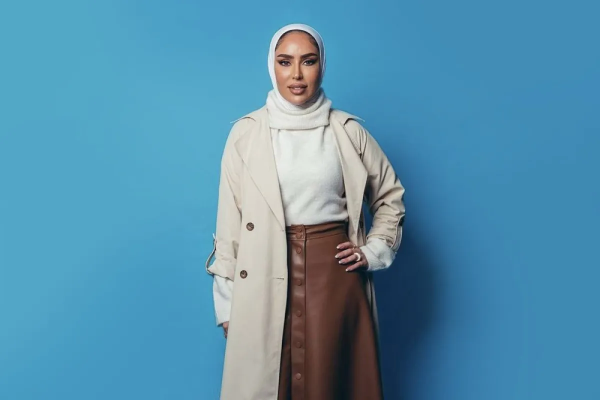 تنسيق تنورة جلدية في الشتاء بأسلوب فاطمة العوضي