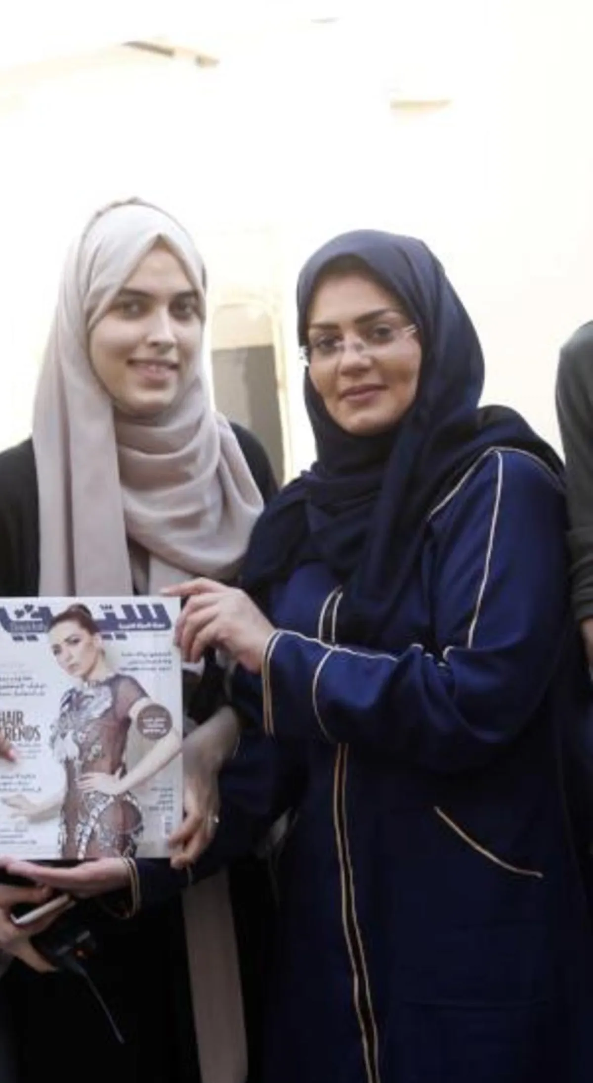 مساعد المخرج عائشة الحصادي والممثلة بسمة صلاح 